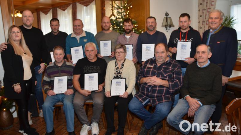 Juniorchef Andreas Gruber und Ehefrau Marlies (links) zeichnen mit dem Vizepräsidenten der Handwerkskammer Niederbayern/Oberpfalz, Gerhard Ulm (hinten, rechts), verdiente Jubilare des Bauunternehmens Gruber und des Baugeschäfts Gruber-Blödt GmbH aus. Bild: dob