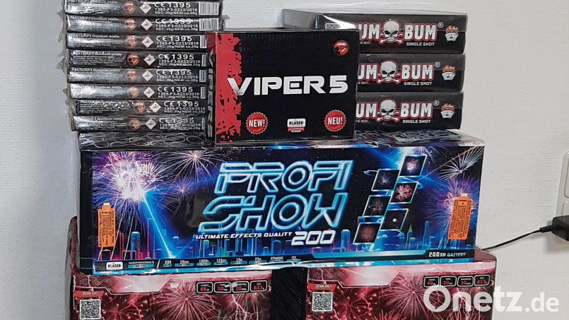 Ein 39-Jähriger schmuggelte über 30 Kilogramm Pyrotechnik nach Deutschland. Polizisten stoppten ihn auf der A6 bei Waidhaus. Bild: Bundespolizeiinspektion Waidhaus/exb