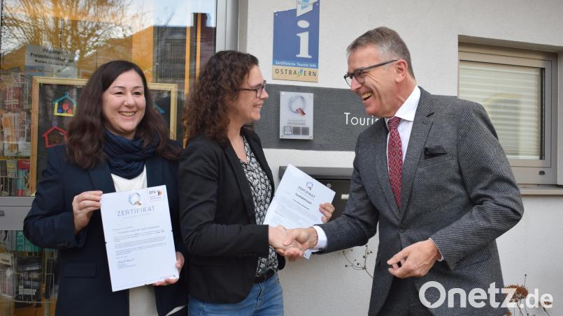 Die Tourist-Information der Stadt Tirschenreuth wurde wiederholt mit dem Service-Q-Qualitätssiegel des Deutschen Tourismusverband ausgezeichnet. Bürgermeister Franz Stahl (rechts) gratulierte Tourist-Info-Leiterin Birgit Plößner und Qualitäts-Coach Katrin Demleitner (von links). Bild: szl