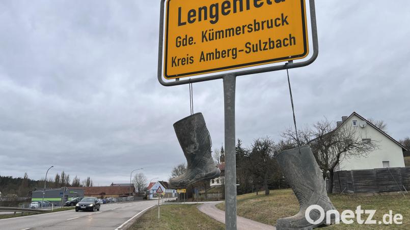 Landwirte aus dem Raum Amberg-Sulzbach schließen sich dem bundesweiten Protest gegen die Politik der Ampel-Regierung an: Sie hängen Gummistiefel über Ortsschilder, wie hier am zweiten Weihnachtsfeiertag in Lengenfeld. Dort ist das Stiefelpaar inzwischen aber wieder verschwunden. Bild: Heike Unger