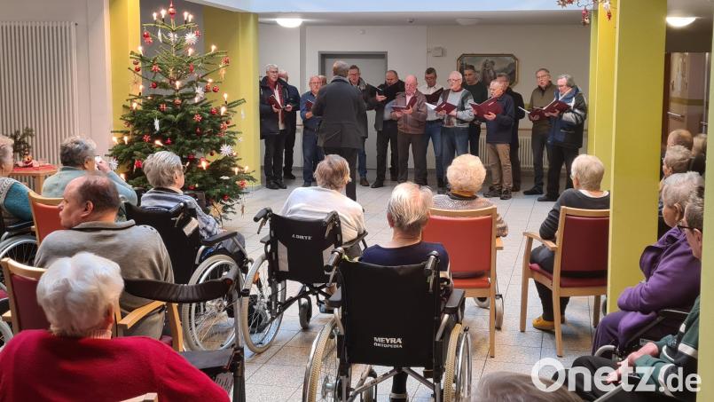 Der Männergesangverein Waldsassen unterhielt die Bewohner des Alten- und Pflegeheims in Waldsassen. Bild: Bernhard Riedl/exb