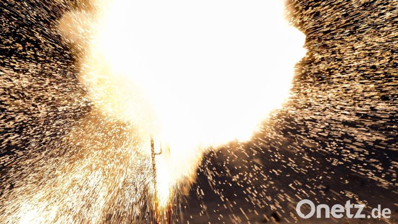 Ein Böller explodiert bei einer Vorführung durch einen Pyrotechniker. Bild: Frank Hammerschmidt/dpa/Symbolbild