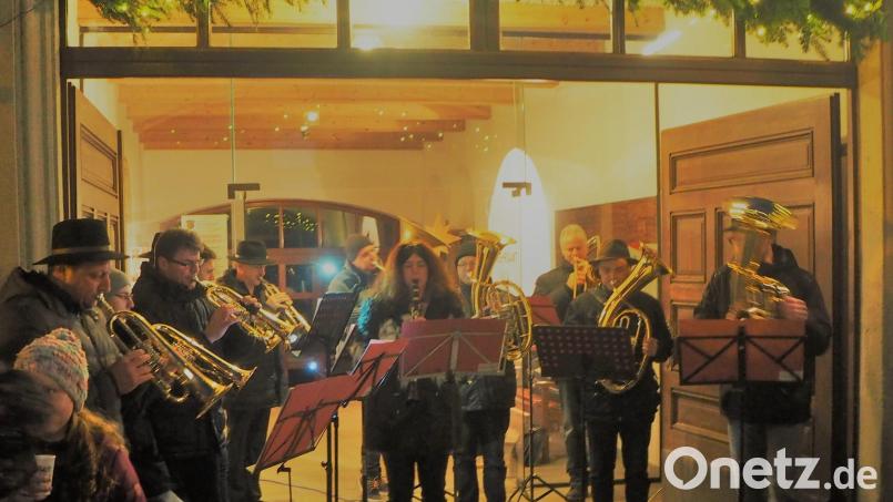 Mit weihnachtlichen Liedern stimmten die Werkstattmusikanten die Bevölkerung auf die Bescherung ein. Bild: gz