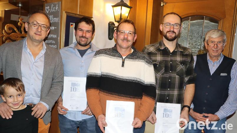 Mitarbeiterehrung bei Holzbau Kohl: (von links) Juniorchef Stefan Siegert (mit Sohn Rafael), Kevin Deinzer, Roland Woisczyk, Stefan Krauß und Seniorchef Karl Kohl. Bild: gru