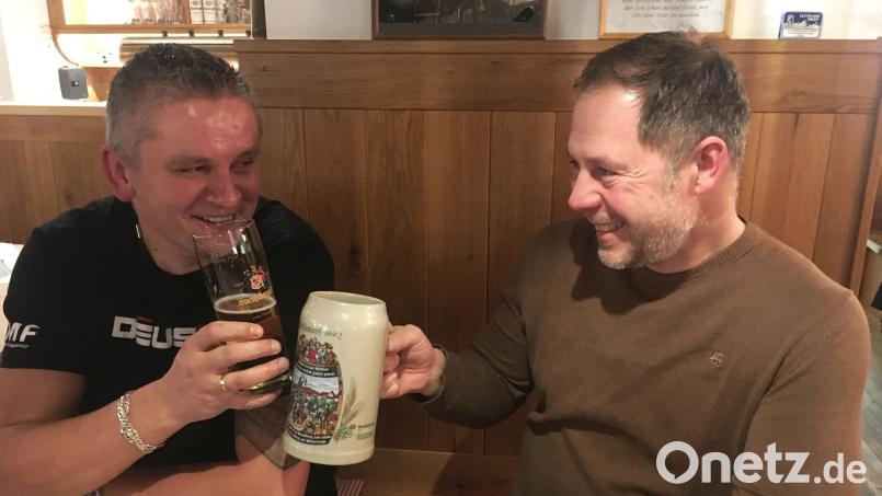 Sylwester Raczy (links) und Gregor Bodensteiner prosten sich zu. Der &quot;Sondler&quot; hat Bodensteiners Ehering aus dem Murner See geholt. Bild: ihl