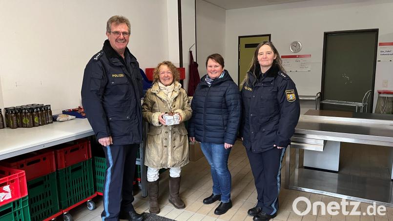 Übergabe Tafel von links: Martin Zehent als Dienststellenleiter der PI Vohenstrauß, Antonia Gruber der Tafel Vohenstrauß, Martina Rauch und Sandra Hutterer der PI Vohenstrauß. Bild: Polizei/exb