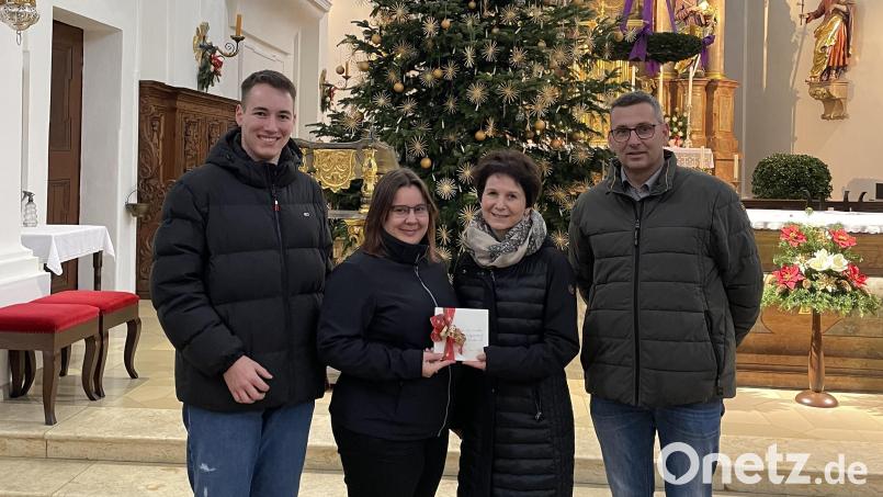 Bestattung Schmid aus Neustadt/WN überreicht eine Spende. Bild: krb