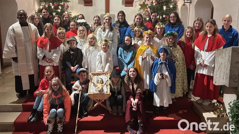Die jüngsten Mitglieder der Kirchengemeinde zeigten das Krippenspiel in der Herz-Jesu-Pfarrkirche in Immenreuth. Bild: Roman Melzner/exb