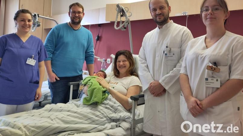 Hebamme Miriam Rein (von links) gratuliert den strahlenden Eltern Daniel Lindner und Beate Gleißner mit Baby Tobias, ebenso Oberarzt Aleksander Lazeski und Nicole Schwarz. Bild: Celine Michalke/exb