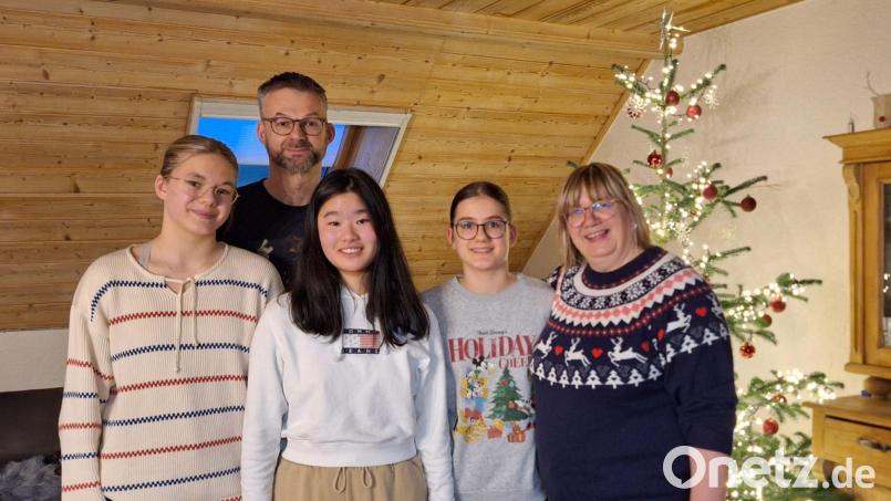 Weihnachten hat Familie Borowski aus Muschenried heuer mit einem Familienmitglied mehr gefeiert, Austauschschülerin Joanna Chen aus Neuseeland. Bild: Borowski/exb