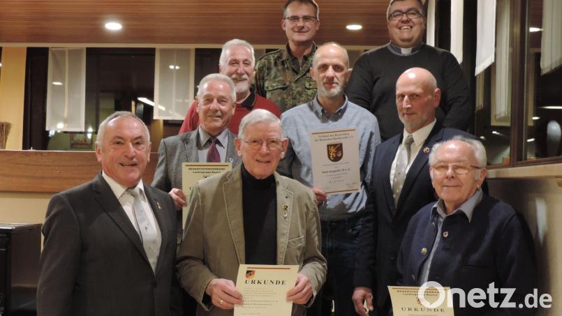 Oberstleutnant Klaus-Peter Lackmann und Militärpfarrer Christoph Wilczak (oben von links) mit den Geehrten: Jörg Pischke, Bernd Hummel, Maik Hengmith und Vorsitzender Andreas Schulz (Mitte von links) sowie Werner Gebhard, Manfred Hörmannsdorfer und Alfred Daucher (vorne von links). Bild: Meyfeld, RK Amberg/exb