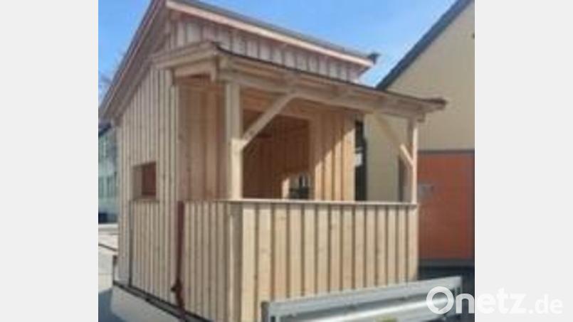 Die Zimmerer-Innung Schwandorf verlost wieder ein Spielhaus für Kindergärten. Bild: Richard Kurz/exb