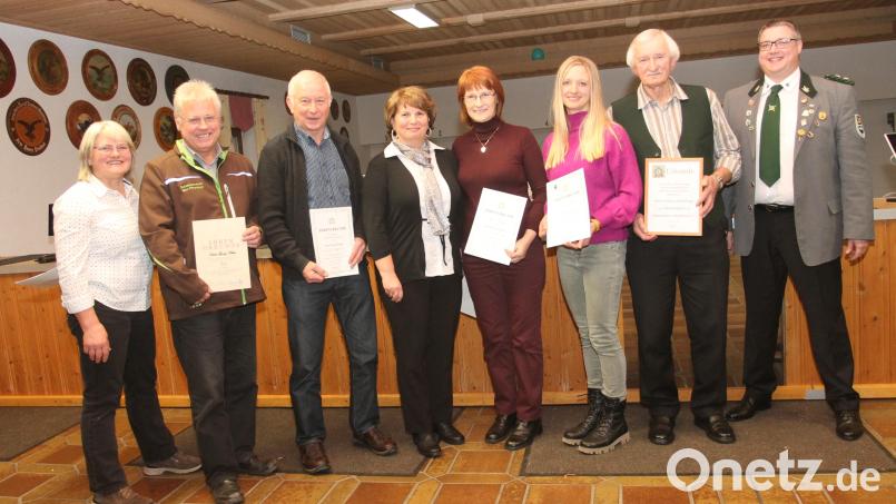 Schützenmeisterin Hildegard Werner (links) zeichnet eine Reihe von Mitgliedern aus. Neues Ehrenmitglied ist Johann Schönberger (Zweiter von rechts). Bild: pi