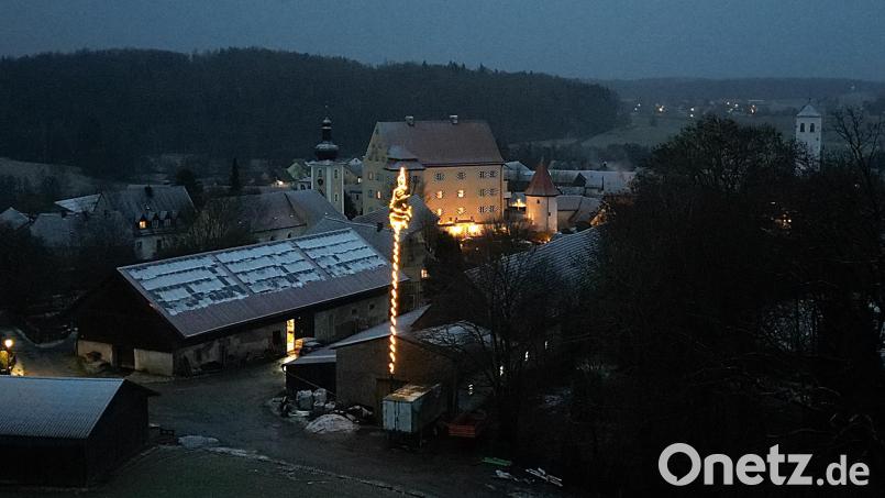 Mit über 4500 Lichtern ziert der Christbaum der Thumsenreuther Jugend in den Abendstunden den Ort. Bild: nza