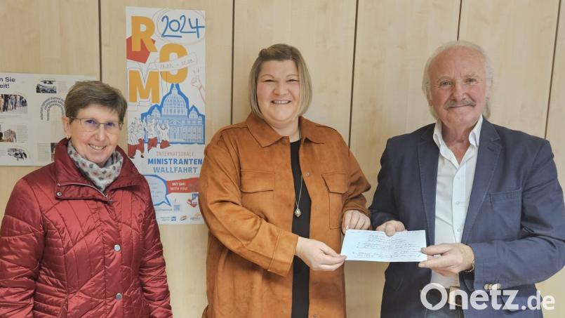 500 Euro vom Verkauf gebastelter Sterne und von Glühwein übergeben Elisabeth Vogl und der Ortsheimatpfleger und Organisator der Krippenschau, Hans-Georg Hierl, an Pastoralreferentin Kathrin Blödt. Bild: wec