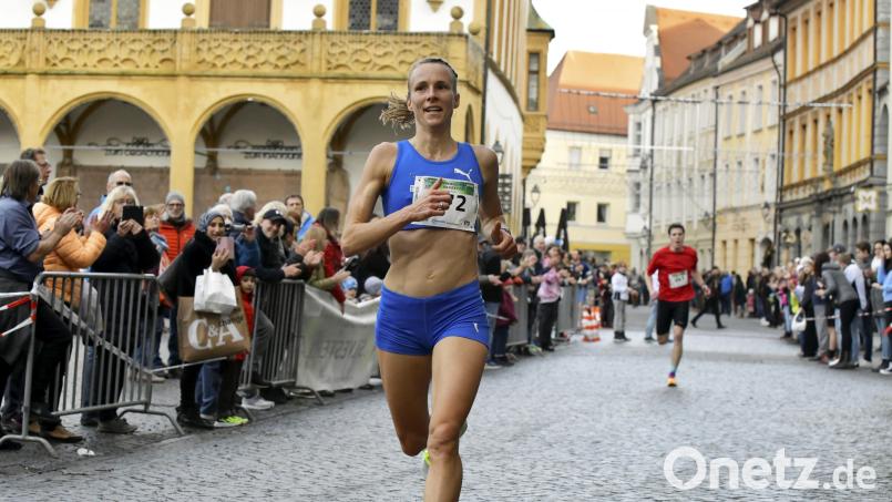Domenika Mayer siegte im Hobbylauf über 5000 Meter und im Hauptlauf bei den Frauen über 7500 Meter. Beim Amberger Silvesterlauf 2023 wird die Marathon-Spezialistin aber nicht am Start sein. Archivbild: Hubert Ziegler