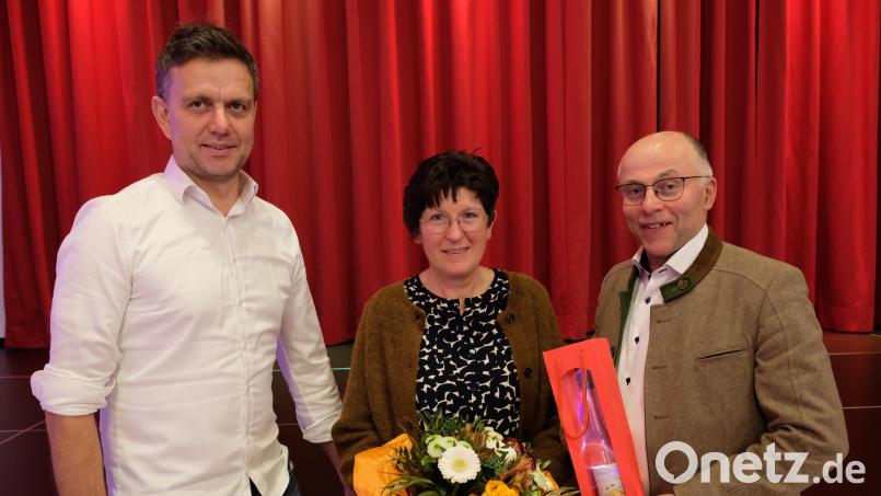 Verbunden mit nachträglichen Glückwünschen zu runden Geburtstagen des Bürgermeister-Ehepaares dankte zweiter Bürgermeister Roland Hörl (li) Elisabeth Nickl. &quot;Hinter jedem erfolgreichen Mann steht eine kluge und verständnisvolle Frau&quot;! Bild: do
