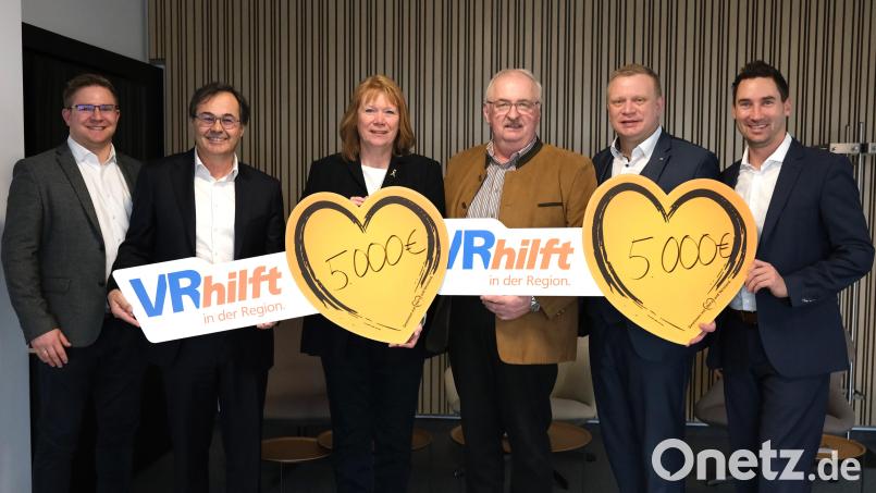 Die Volks- und Raiffeisenbanken helfen mit Spenden über 10 000 Euro. Das Bild zeigt von links Christian Homeier, Wolfgang Völkl, Irmgard Scherübl, Herbert Putzer, Martin Sachsenhauser und Markus Eichenseer. Bild: Hirsch