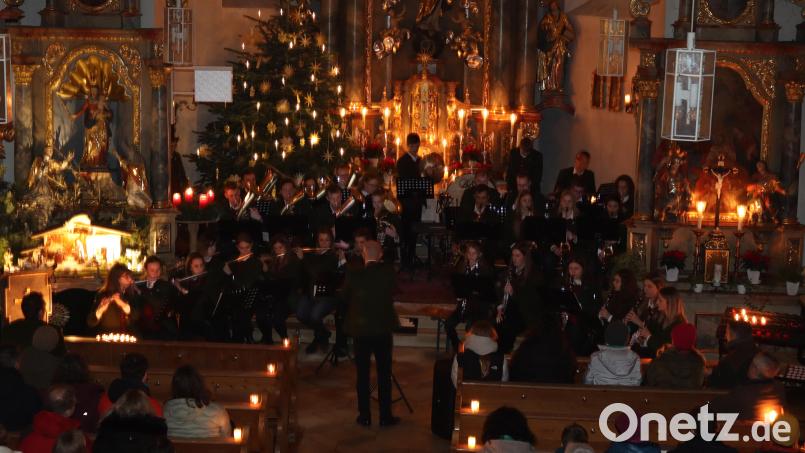 Sehr besinnliche Stimmung herrscht beim Adventskonzert der Blaskapelle St. Georg Rieden zusammen mit den Musikern von &quot;Dreinklang&quot;. Bild: mrr