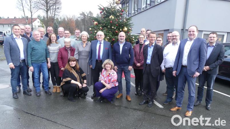 Franz Koppe gratulierten Lebensgefährtin Susanne, die Töchter Isabell und Sabine, Bürgermeister und die Repräsentanten örtlicher Unternehmen zum 80. Geburtstag. Bild: rn