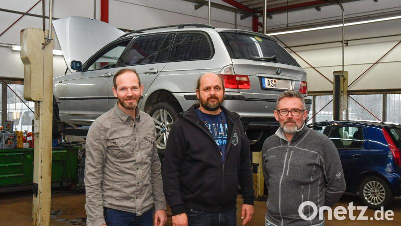 "Two for all" übernimmt die Kfz-Werkstatt "Luber und Stöckl" in Sulzbach-Rosenberg. Bei der Übergabe waren (von links) Bernd Moßburger, Matthias Schmidmeier und Norbert Stöckl dabei. Bild: Petra Hartl