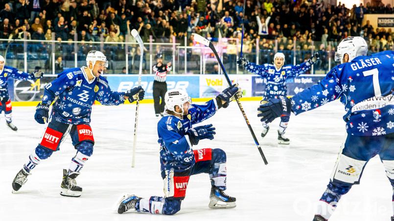 Kurt Davis (Mitte) bejubelte seinen Siegtreffer zum 4:3-Endstand am zweiten Weihnachtsfeiertag gegen den Deggendorfer SC. Bild: Elke Englmaier