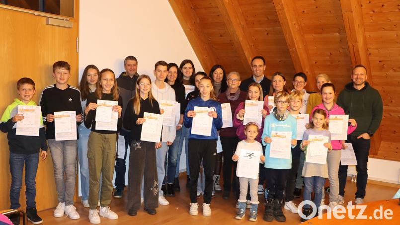 Voller Stolz präsentierten sich die Sportlerinnen und Sportler mit Bürgermeister Hans-Jürgen Strehl, Elisabeth Dehling und Kerstin Hagerer. Bild: gru