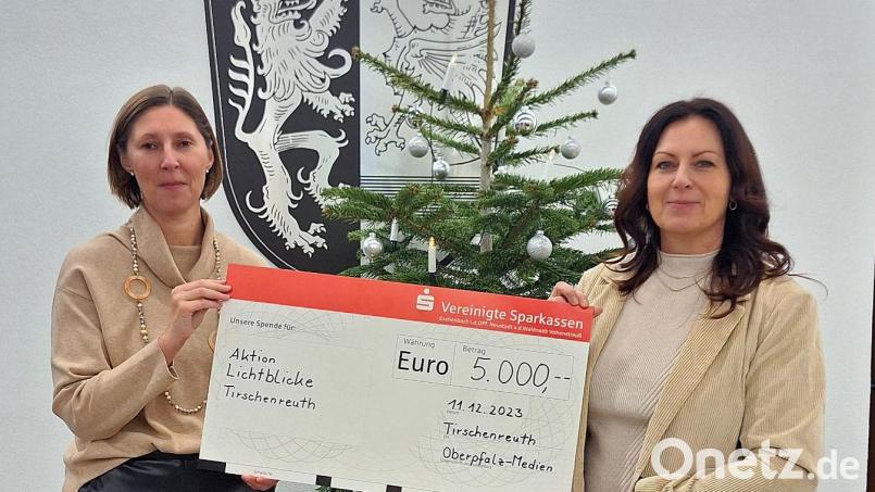 &quot;Lichtblicke&quot;-Schirmherrin Claudia Grillmeier (rechts) freut sich über den 5000-Euro-Spendenscheck von Viola Vogelsang-Reichl, Geschäftsführende Verlegerin von Oberpfalz-Medien. Bild: Landratsamt Tirschenreuth/exb