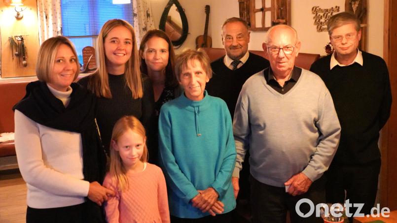 Herta Stahl (vorne, Mitte) feiert mit Familie und Gästen ihren 80. Geburtstag. Bild: fvo