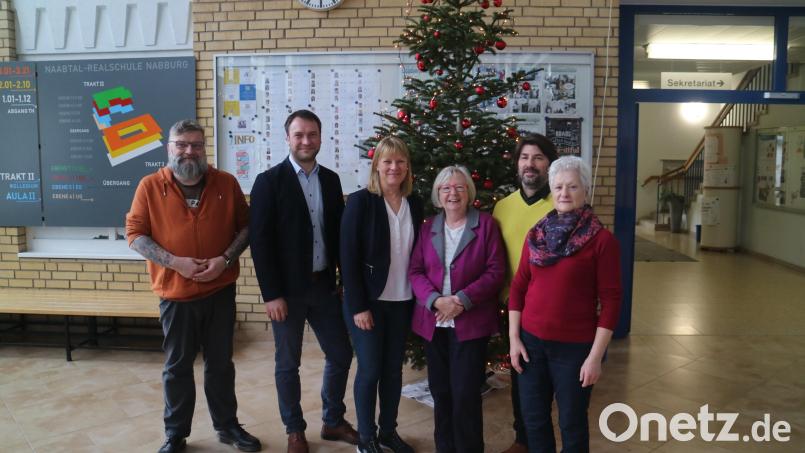 Die Vertreter von Schule und Vereinsspitze freuen sich, dass dank des Fördervereins viele wertvolle Neuanschaffungen für die Naabtal-Realschule getätigt werden konnten. Bild: Förderverein/exb