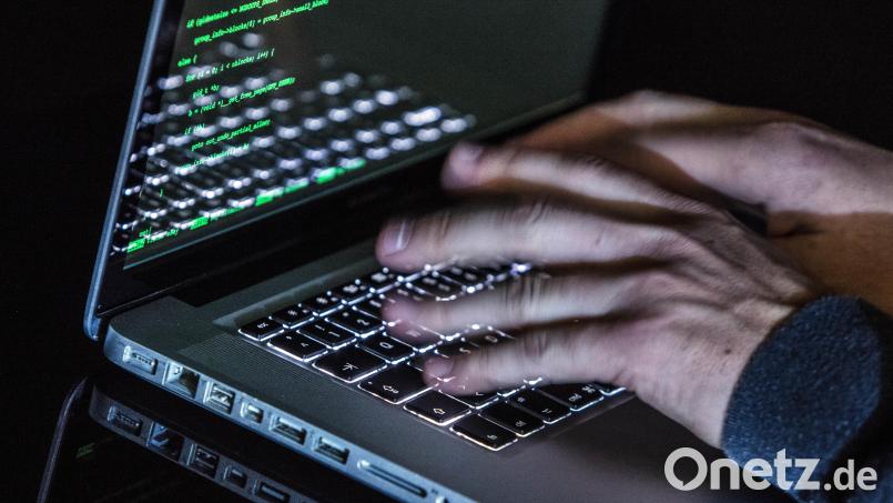 Zwei Jugendliche haben Daten und Bilder eines 15-Jährigen im Netz veröffentlicht. Die Polizei ermittelt Bild: Paul Zinken/dpa