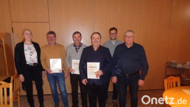 Drei langjährige Vorstandsmitglieder der Flurbereinigungsgenossenschaft Gebenbach werden geehrt (von links): Zweite Bürgermeisterin Susanne Lindner, Albert Schreglmann, Josef Dotzler, Peter Dotzler, Gregor Hetzel vom ALE Tirschenreuth und Vorsitzender Anselm Schöpf. Bild: dpe