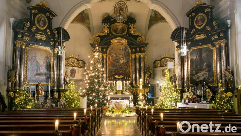 Die Pressather Pfarrkirche ziert das Dezember-Blatt des Heimatkalenders der Fotofreunde Eschenbach-Grafenwöhr. Bild: Klaus Stingl/exb