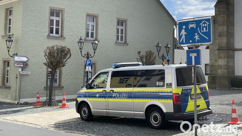 Nach der Tat im Kinderheim in Wunsiedel sperrte die Polizei die Zufahrtsstraße zu dem Wohnheim ab. Archivbild: Matthias Bäumler