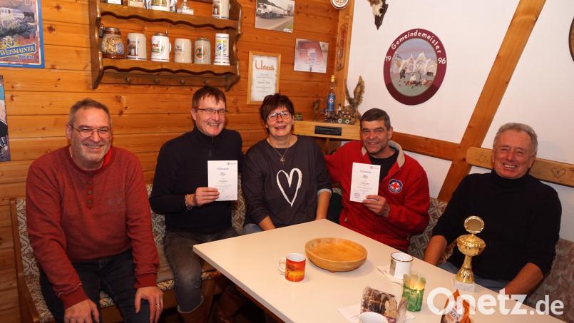 Markus Zeitler (von links), Josef Ditschek, Michaela Wirner, Günther Thätz und Michael Zimmerer sen. bei der Übergabe der Urkunden und der Ehrenamtskarten. Bild: bkr