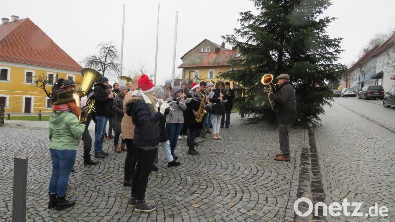 Musikalisch kündigt die Jugendblaskapelle die Geburt Jesu an. Bild: adj