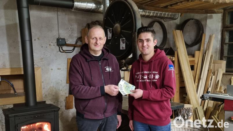 1. Vorstand Michael Sporrer von „Hilfe für Anja“ (links) erhielt von Jakob Zeitler (rechts) eine Spende in Höhe von 800 Euro. Bild: exb; Michaela Zeitler