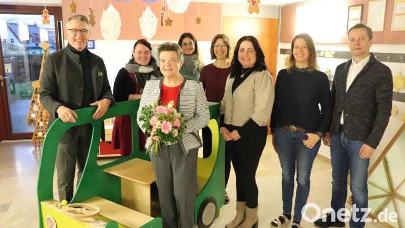 Marcela Härtl (vorne, Mitte) bei der Verabschiedung in den Ruhestand. Mit im Bild: (von rechts) Hauptverwaltungs-Leiter Markus Bergauer, stellvertretende Kindergarten-Bereichsleiterin Christina Sladky, stellvertretende Kinderhaus-Leiterin Maria Üblacker, Susanne Brysch, Vertreterin des Personalrats, Elternbeirats-Vorsitzende Svenja Summer und Elternbeiratsmitglied Julia Völkl sowie Bürgermeister Franz Stahl. Bild: Stadt Tirschenreuth/exb
