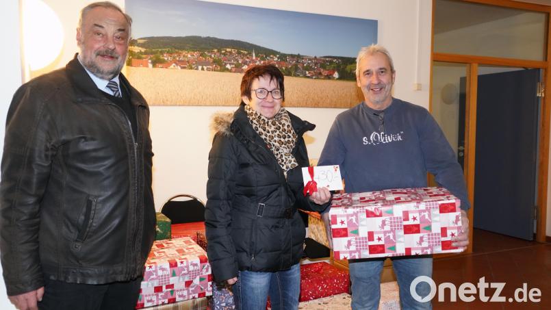 Frauenbundvorsitzende Sieglinde Zielbauer, Truckerfahrer Ludwig Wüst (rechts) aus Georgenberg und Bürgermeister Josef Beimler verladen die Waldthurner Weihnachtspakete. Bild: fvo