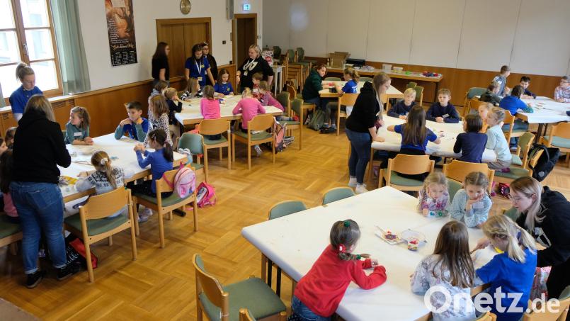 Kinder, Eltern und Pfarrer Max Früchtl waren dankbar für die Aktion der CAJ-Gruppe. Bild: le