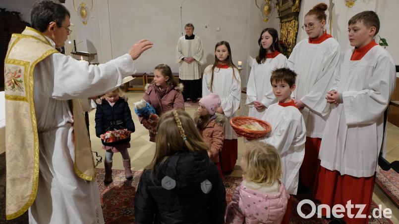 Pfarrer Max Früchtl segnet am Stephanustag die Kinder. Bild: le