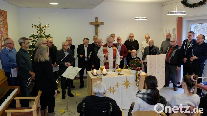 Mit internationalem Liedgut zur Weihnachtszeit gestaltet die Liedertafel den Weihnachtsgottesdienst im Seniorenheim Eschenbach. Bild: do
