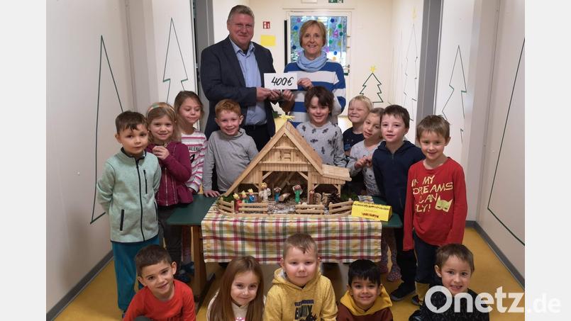 Mit der von Stadtrat Martin Merkl organisierten Krippenausstellung erzielt der CSU-Ortsverband heuer einen Erlös von 400 Euro. Den entsprechenden Scheck übergibt Merkl (hinten links) im Beisein der Kindergruppe, die eine Knetmassenkrippe (Mitte) ausgestellt hat, an Kindergarten-Leiterin Evelyn Högl (hinten rechts). Bild: u