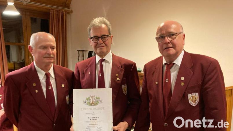 Zur Ehrung versammelt: (von links) Zweiter Vorsitzender Hans Wedel, Ehrenmitglied Siegfried Knahn und Vorsitzender Wolfgang Kleiber. Bild: lei