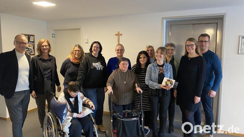 660 Euro spendete das Personal der Stadt Waldsassen für das Haus St. Gertrud. Im Bild (von links) Bürgermeister Bernd Sommer, Personalratsvorsitzende Inge Frank, das Team des Hauses St. Gertrud mit zwei Bewohnerinnen, Hausleiterin Romina Rauch sowie die Personalratsmitglieder Stefanie Ernstberger und Benjamin Müller. Bild: Inge Frank/exb