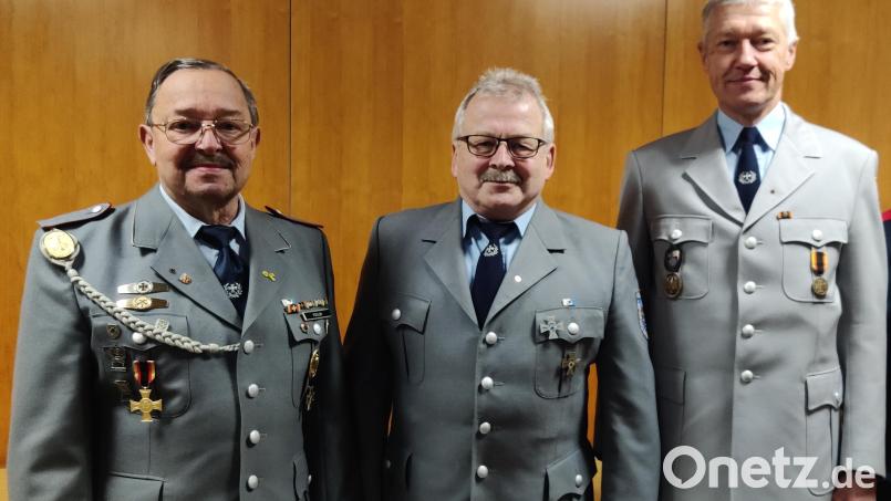 Die KSK wird für vier weitere Jahre von VorsitzendemGerhard Rössler, Zweitem Vorsitzenden Gerhard Schwab sowie Kassier Wolfgang Schieder (von links) geführt. Bild: Emrich/exb