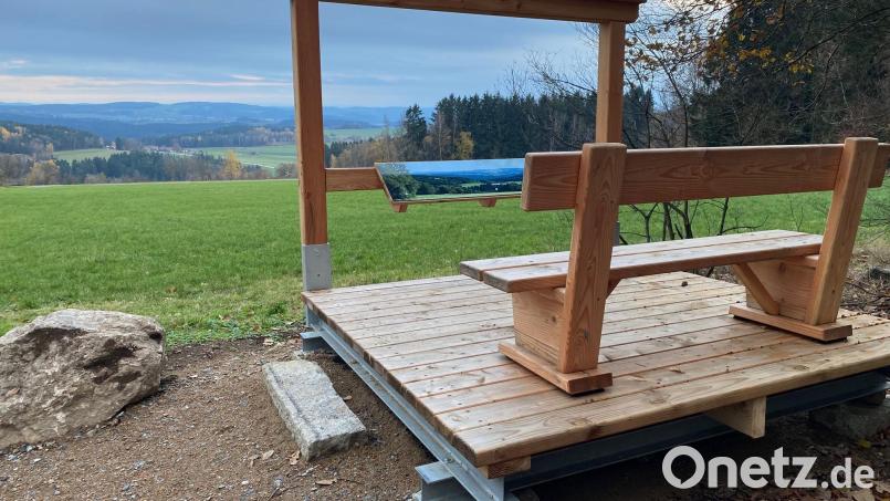 Die Sitzbank im Landschaftskino lädt hier zum Verweilen ein und bietet einen eingerahmten Ausblick in die Region. Bild: Ulrich Wohlgemuth/exb