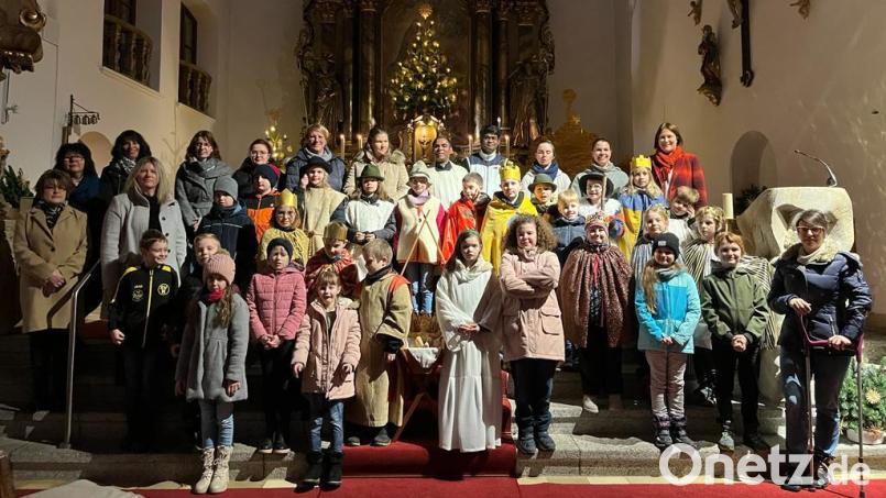 Die Kommunionkinder zeigten das Krippenspiel, sie wurden dabei vom Team des Familiengottesdienstes und den Tischmüttern sowie Pfarrer Julius Johnrose und Pfarrvikar Pater Arul unterstützt. Bild: Richard König/exb