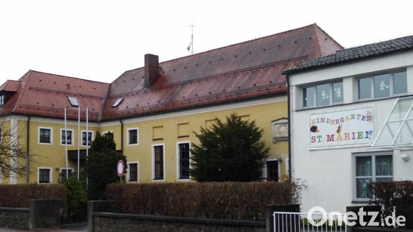 Das Pfarrheim (links) wird in der ersten Jahreshälfte 2024 für die zeitlich begrenzte Nutzung als Kindergarten umgerüstet. Wenn die 130 Kinder &quot;umgezogen&quot; sind, kann der Kindergarten (rechts) saniert werden Bild: wel