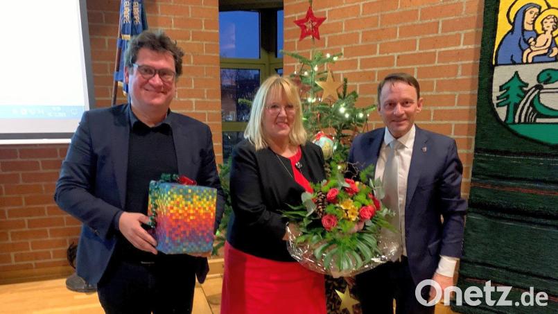 Oberbürgermeister Jens Meyer (rechts) verabschiedet in der letzten Stadtratssitzung des Jahres Baudezernent Oliver Seidel und Stadtkämmerin Cornelia Taubmann. Bild: jak